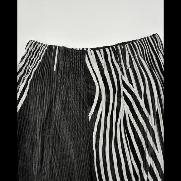 ISSEY MIYAKE HOMME PLISSE Pleated Black/White Trousers - Picture 3 of 8